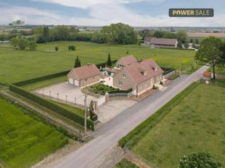 Villa exclusive sur un terrain spacieux de 2 316 m² où paix, espace et intimité sont essentiels. L'annexe multifonctionnelle offre une valeur...