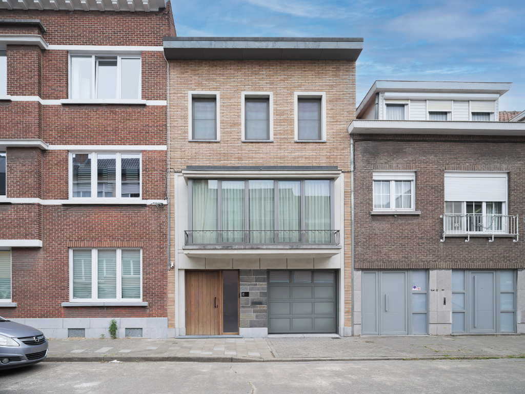 Stijlvolle woning op fietsafstand van het Gentse centrum, gelegen in een rustige en residentiële straat nabij Park Biest en het Potuitpark. - foto 1