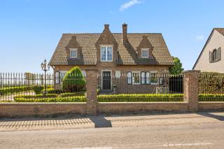 Ideally located in an exceptional setting where tranquility meets open views, this prestigious villa stands out as a rare opportunity for those seeking a refined lifestyle combining space, comfort, and future potential.<br /><br />Upon entering, you are welcomed by an elegant entrance hall leading to spacious living areas filled with natural light. The generous living room, widely open to both the front and rear gardens, offers a warm and bright atmosphere. It flows seamlessly into a large, carefully designed kitchen, complemented by a functional utility room, perfectly combining aesthetics and practicality. Also on the ground floor, a full bedroom provides additional comfort, ideal for everyday use or for hosting guests.<br /><br />Upstairs, the night area features three comfortable bedrooms and a large bathroom equipped with a shower, a bathtub, and double sinks. A spacious landing offers multiple layout possibilities, whether as a stylish home office or a versatile living space tailored to your needs.<br /><br /><br />The attic, fully converted in 2026, opens up new possibilities with two additional rooms and an intermediate space, offering complete flexibility to create private suites, workspaces, or any configuration to suit your lifestyle.<br /><br />Outside, the villa reveals its full charm. A large southwest-facing terrace invites relaxation, offering breathtaking views over the surrounding fields and a unique panorama that changes with the seasons. A fully equipped barbecue area enhances this convivial setting, perfect for enjoying special moments with family and friends. Part of the land has been thoughtfully separated to create a space for animals, a vegetable garden, or any other project you may have in mind, providing additional development potential.<br /><br />The full basement further enhances the property, featuring a large garage, ample storage space, a practical laundry room, and a very spacious multipurpose room that can be converted into a games room, leisure area, or workshop, with the possibility of adding a bathroom and a mini-bar. A fitness room with a shower is also available for optimal comfort.<br /><br />The villa is equipped with PVC window frames with double glazing and benefits from a modern gas condensing boiler, ensuring energy efficiency and daily comfort.<br /><br />Built in 1979 and carefully renovated in 1998 and 2024, this property has always been impeccably maintained. It is more than just a house; it embodies a true lifestyle, where every detail has been thoughtfully designed to offer an exceptional living environment.<br /><br />If you are looking for a spacious, ideally located property with numerous possibilities, this villa could well become your future home.