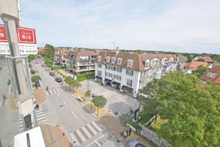 TE HUUR: nieuwbouwappartement met 1 slaapkamer gelegen in hartje Zoute met prachtig zicht over de villa's van het Zoute!Indeling: inkom met...