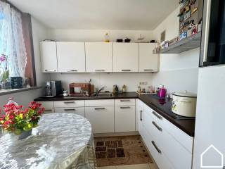 Ruime inkomhal (9,30 m²) met gastentoilet (1 m²). Lichte leefruimte (37,65 m²) en volledig uitgeruste keuken (6,40 m²) met vitrokeramische...