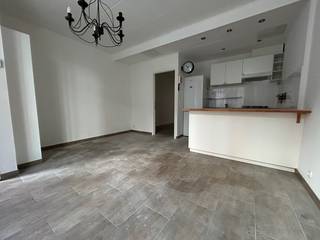 Centraal gelegen gelijkvloerse studio met aparte slaapkamer. Er is een open keuken met ijskast en diepvriezer, gasvuur en een dampkap. Badkamer...