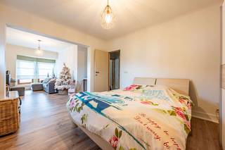 BIEDEN VANAF 495.000,00 EURO!<br /><br />Deze eigendom met magazijn is perfect gelegen, op wandelafstand van station en centrum Waregem. Naast de woning is er een oprit aanwezig om gemakkelijk het magazijn te bereiken.<br /><br />Bij het betreden van de inkomhal van deze woning, is er aan rechterkant toegang tot de ruime living. Rechtdoor is er toegang tot de keuken, waar er ook een kelder aanwezig is en één extra deur naar de living. De oprit is te bereiken via de achterdeur in de keuken. Hier hebben we ook nog een doorgang naar de wasruimte en het ruimte magazijn van circa 500 m². Hier is eveneens een grote poort aanwezig.<br /><br />Via de trap in de inkomhal komen we terecht op de eerste verdieping. Deze omvat een ruime badkamer met douche - bad - dubbel lavabomeubel en afzonderlijk toilet. Een zeer ruime slaapkamer en nog een kleinere slaapkamer, alsook een hele leuke dressing. <br /><br />De tweede verdieping is te bereiken via een vaste trap. Hier is er een grote slaapkamer met dressing- of bureauruimte achter de kamer aanwezig.<br /><br />Faciliteiten:<br />- Gelijkvloerse verdieping + trappenhal te renoveren;<br />- Eerste en tweede verdieping gerenoveerd;<br />- Boiler (stookolietank) circa 3 jaar;<br />- Stadswater;<br />- Elektriciteit conform tot 2038;<br />- Magazijn 380 V / Woning 230 V.<br /><br />Deze woonst met magazijn kan morgen van u zijn. Plan NU uw afspraak in met Dominique: +32 476 77 31 31.