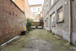 Ligging
Dit appartementsgebouw is gelegen in de Erasmusstraat 18 te Borgerhout (2140), in een rustige en aangename straat. De buurt combineert een residentieel karakter met de nabijheid van winkels, openbaar vervoer en belangrijke invalswegen. Het gebouw bevindt zich in een gevestigde woonomgeving die de afgelopen jaren een positieve evolutie heeft gekend.
Indeling
Het pand bestaat uit een appartementsblok met vier woonentiteiten, aangevuld met een magazijnruimte met doorgang en een ruim terras. Elk appartement beschikt over minstens twee slaapkamers, een ruime leefruimte, een volledig uitgeruste keuken en een ingerichte badkamer. Daarnaast is in elke unit een apart toilet voorzien, wat het wooncomfort verhoogt. Ondergronds bevindt zich een grote, droge kelder, waar elk appartement beschikt over minimum één eigen privatieve bergruimte. 
Troeven
•	Opbrengsteigendom met 4 appartementen 
•	Elk appartement beschikt over minstens 2 slaapkamers 
•	Groot terras
•	Magazijn met doorgang 
•	Kelder met privatieve bergingen 
•	Geïsoleerd dak 
