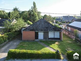 <p><strong>Te moderniseren gezinswoning op rustige toplocatie in Pelt.</strong></p>

<p>Op zoek naar een renovatieproject met tal van mogelijkheden? Deze gelijkvloerse woning uit 1969, gelegen aan <strong>Grashoek 4 in Pelt</strong>, bevindt zich in een <strong>rustige doodlopende straat</strong> in een aangename, landelijke omgeving.</p>

<p>De woning biedt <strong>115m² bruikbare vloeroppervlakte</strong> op een mooi perceel van <strong>8a47ca</strong> met een<strong> zuidwest-georiënteerde tuin</strong>, waar u volop van de avondzon geniet.</p>

<p>Naast de woning bevindt zich bovendien nog een <strong>garage met ruime opslagplaats</strong>.</p>

<p>De indeling van de woning omvat een inkomhal, lichtrijke woonkamer, keuken, veranda, nachthal, <strong>3 slaapkamers</strong>, badkamer, apart toilet en een berging met toegang tot een <strong>zeer ruime, bereikbare zolder</strong>. Deze zolder biedt tal van mogelijkheden, zoals extra bergruimte of een toekomstige uitbreiding van de woning.</p>

<p>De woning dient gerenoveerd te worden en beschikt over een <strong>EPC-label F</strong>, waardoor de renovatieplicht van toepassing is. Verwarming gebeurt via stookolie met radiatoren.</p>

<p>Een ideale opportuniteit voor wie rustig wil wonen en een woning volledig naar eigen smaak wil creëren.</p>