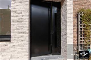 <strong><u>Volledig gerenoveerde, instapklare en energiezuinige rijwoning met 4 slaapkamers, 2 badkamers, zonnig terras, omheinde tuin en privéparking net buiten de Grote Ring van Hasselt.</u></strong><br /><br /><u><strong>Troeven:</strong></u><br />- Totale renovatie met hoogwaardige afwerking<br />- Energiezuinig (EPC-label B!) makkelijk te verlagen naar A-label<br />(door bijplaatsing extra zonnepanelen - vraag achter de simulatie)<br />- Volledig instapklaar<br />- Bereikbaar langs voor- én achterzijde<br />- Rustige, verkeersluwe ligging<br />- Privéparking &amp; omheinde tuin met terras<br />- 4 slaapkamers (waarvan 1 als bureau of hobbykamer kan gebruikt worden)<br />- 2 badkamers<br /><br />Deze stijlvolle rijwoning, gelegen net buiten de grote ring van Hasselt, werd volledig vernieuwd van A tot Z met oog voor detail, comfort en energiezuinigheid.<br />Van dak tot vloeren, gevels, ramen, keuken en badkamers, letterlijk alles werd vakkundig aangepakt zodat jij enkel nog je persoonlijke spullen hoeft te verhuizen.<br />De woning ligt in een rustige straat met enkel plaatselijk verkeer, maar biedt toch een vlotte verbinding naar het stadscentrum, de omliggende uitvalswegen en de E313.<br /><br />Binnenin geniet je van een praktische en doordachte indeling:<br />op de gelijkvloerse verdieping vind je een inkomhal, bureel of slaapkamer, ruime badkamer met inloopdouche, ligbad en dubbele wastafel, én een handige wasruimte.<br />De achtergelegen leefruimte met open keuken is het hart van de woning. Deze is eveneens uitgerust met alle moderne toestellen, inclusief inductiekookplaat met ingebouwde dampkap en wijnkoeler.<br />Via het schuifraam bereik je het zonnige terras met veel privacy, een volledig omheinde tuin en een eigen parkeerplaats.<br />Op de eerste verdieping zijn er twee ruime slaapkamers, terwijl de bovenste verdieping plaats biedt aan een master bedroom met eigen badkamer.<br /><br />Een perfecte combinatie van modern comfort, rust en bereikbaarheid!<br /><br />Kom het zelf ontdekken, Koen leidt je met plezier rond! 