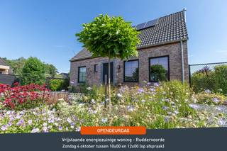 <strong><u>OPENDEURDAG OP ZONDAG 4 OKTOBER 2026 ( tussen 10u00 en 12u00 op afspraak)</u><br /><br />Energiezuinige woning op een rustige, landelijke ligging</strong>. Omgeven door groen en vlak bij een lagere school, een bakker, openbaar vervoer en de autosnelweg.<br /><br />Bij het binnenkomen wordt u verwelkomd in de inkomhal met gastentoilet. De aangename leefruimte baadt in het natuurlijke licht en sluit naadloos aan op de eetplaats. Er is ook een bureau voorzien op het gelijkvloers. Dankzij de grote porte-fenêtre vormt de tuin een verlengstuk van de woonruimte. De keuken is uitgerust met kwalitatieve toestellen en een oogstrelend fornuis dat direct warmte, karakter en charme toevoegt aan de keuken. Verder beschikt het gelijkvloers over een praktische technische ruimte/ wasplaats en aansluitende berging.<br /><br />De verdieping telt drie mooie slaapkamers. De mooie badkamer is volledig uitgerust met een inloopdouche, ligbad, dubbele wastafel en toilet. <br />Buiten geniet u van een verzorgde en volledig omheinde tuin met zonnig terras. <br />Er is ook een gemetste tuinberging/tuinhuis aanwezig met water en elektriciteit.<br /><br /><u><strong>Gelijkvloers:</strong></u>
<ul>
<li>Inkom met apart toilet;</li>
<li>Lichtrijke leefruimte met zicht op de tuin;</li>
<li>Vestiairekast;</li>
<li>Bureau in de leefruimte;</li>
<li><strong>Adembenemende ingerichte keuken</strong> met een oogstrelend fornuis dat direct warmte , karakter en charme toevoegt aan de keuken;</li>
<li>Wasplaats;</li>
<li>Gemetst tuinhuis / tuinberging;</li>
<li>Berging met ingemaakte kasten;</li>
<li>Meerdere parkeerplaatsen en oprit.</li>
</ul>
<strong><u>Eerste verdieping:</u></strong>
<ul>
<li>3 mooie slaapkamers;</li>
<li>Prachtige badkamer met inloopdouche, dubbele wastafel in meubel, ligbad en toilet.</li>
</ul>
<strong><u>Tweede verdieping te bereiken via schuiftrap:</u></strong>
<ul>
<li>Bergzolder.</li>
</ul>
<strong><u>Troeven:</u></strong>
<ul>
<li>Regenwaterput 10.000 liter;</li>
<li>Energiezuinige woning;</li>
<li><strong>Waterverzachter</strong>;</li>
<li><strong>6 zonnepanelen;</strong></li>
<li>E-peil 43.</li>
</ul>
Voor verdere vragen of een bezoek ter plaatse aan deze mooie landelijke woning contacteer ons via: <strong>oostkamp@caenen.be</strong><br /><br />