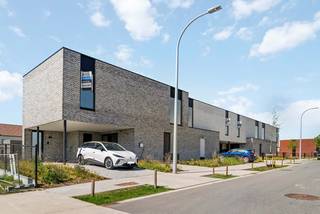 <strong>Energiezuinige woning aan 't Park (lot 124B)</strong>. Ontdek deze moderne koppelwoning in ons woonproject 't Park in Tielt met een open leefruimte, 2 slaapkamers, een eigentijdse badkamer, berging en aparte wasruimte, allemaal op één niveau (eerste verdieping), waardoor je ook geniet van een mooi uitzicht. Ideaal als starterswoning of voor singles, koppels of alleenstaande ouders. Elke bewoner geniet van een eigen carport, tuin, terras en tuinberging.<br /><br />Deze nieuwbouwwoning is uitgerust met duurzame technologieën, waaronder zonnepanelen, een geothermische warmtepomp en vloerverwarming die de woning in de winter verwarmt en in de zomer op een energiezuinige manier passief koelt. Het woonproject 't Park omvat een gloednieuw park met fiets- en wandelpaden, gelegen in een rustige, gezinsvriendelijke buurt, nabij het station en het stadscentrum. Het dagelijkse leven hier biedt zowel praktisch gemak als comfort. Dit is een plek waar je echt tot rust komt.<br /><br />Na aankoop heb je nog de mogelijkheid om naar eigen smaak en wens materialen te kiezen voor het interieur, uitgevoerd door Dumobil.<br /><br />Bovendien komt deze energiezuinige woning in aanmerking om aangekocht te worden aan het verlaagde btw-tarief van 6%. En dankzij een E-peil lager dan 10 geniet je gedurende 5 jaar van 100% korting op de onroerende voorheffing. Interesse? Vraag vrijblijvend informatie via onze <strong>bouwadviseur Sam Borrey: sam@dumobil.be | 0483 210 133</strong> en/of bekijk alle info op de <u><strong>website</strong></u>: <u><strong>www.dumobil.be/nl/woonprojecten/projecten/tparktielt-projectwoningen-tantum</strong></u>