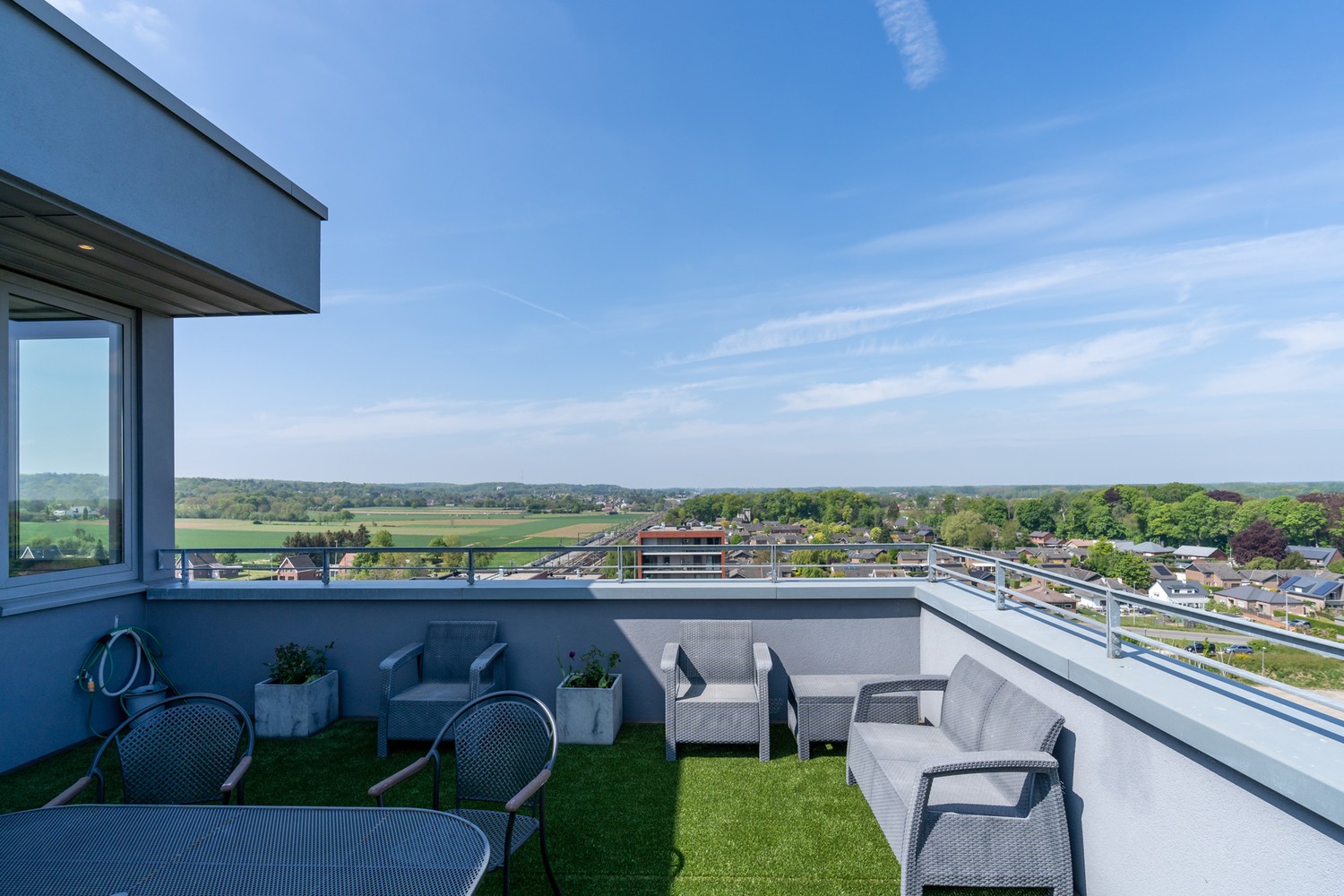 Unieke LOFT met 2 slaapkamers, een prachtig terras met een adembenemend vergezicht, 2 autostaanplaatsen en een bijzonder ruime berging aan de rand van Leuven en nabij het station van Herent! - foto 4