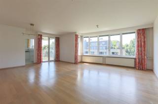 Op een toplocatie in het centrum van Mortsel en vlakbij openbaar vervoer (trein, tram en bus) vinden we dit uiterst ruim appartement (152m²),...
