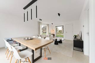 Ontdek het idyllische Ruiselede – de perfecte plek om te wonen!<br />Droom je van een woning waar rust en natuur samenkomen? Zoek dan niet verder dan Ruiselede! Deze prachtige gemeente is gelegen in het schilderachtige hart van West-Vlaanderen en biedt een unieke levensstijl voor iedereen die op zoek is naar de perfecte plek om te wonen.<br />Ruiselede staat bekend om zijn groene omgeving en adembenemende landschappen. Hier kun je genieten van eindeloze wandelingen en fietstochten door schilderachtige velden en bossen. Met een overvloed aan groene ruimtes en parken is Ruiselede de ideale plek voor gezinnen, sportliefhebbers en natuurliefhebbers.<br />Naast de natuurlijke schoonheid biedt Ruiselede ook een bruisend dorpsleven. Het centrum van de stad heeft een breed scala aan winkels, openbaar vervoer en andere voorzieningen en vrijetijdsbestedingen, er valt altijd wel iets te beleven voor jong en oud.<br />Bovendien is Ruiselede ook zeer gunstig gelegen. Met goede verbindingen naar nabijgelegen steden zoals Brugge, Kortrijk en Gent, alsook naar de kust, kunt u genieten van het beste van beide werelden – de rust en schoonheid van het platteland en de bruisende stedelijke ervaring binnen handbereik.<br />De energiezuinige woningen zijn niet alleen van een hoge kwaliteit, maar bieden ook minstens 3 slaapkamers en een slimme indeling. Daarnaast hebben ze allemaal een mooie privétuin en een handige inpandige garage.<br />De buitenschil van de woningen werd bepaald en kan niet worden veranderd. Echter, voor de binnenafwerking heeft u de mogelijkheid om uw eigen keuzes te maken. Dit omvat zaken zoals de vloer- en wandtegels, sanitaire toestellen, binnendeuren en -trappen,…<br />U kunt uw persoonlijke smaak en stijl laten zien door te kiezen voor afwerkingen die bij u passen en de sfeer en functionaliteit van de ruimtes compleet maken. Door deze personalisatiemogelijkheden kunnen bewoners zich echt thuis voelen in hun nieuwe woning !<br /><br />De vermelde prijzen zijn voor een afgewerkte woning volgens lastenboek (excl. kosten).<br /><br />Interieurfoto's zijn van de modelwoning - ter illustratie!<br />Meer info en/of een plaatsbezoek, neem gerust contact op 0470 50 50 50 of info@futurimmo.be !