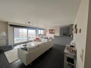 Buitenkans! Te huur op jaarbasis: prachtig en uniek gelegen appartement in de kleinschalige kwaliteitsresidentie Residentie Neptunus. Dit...