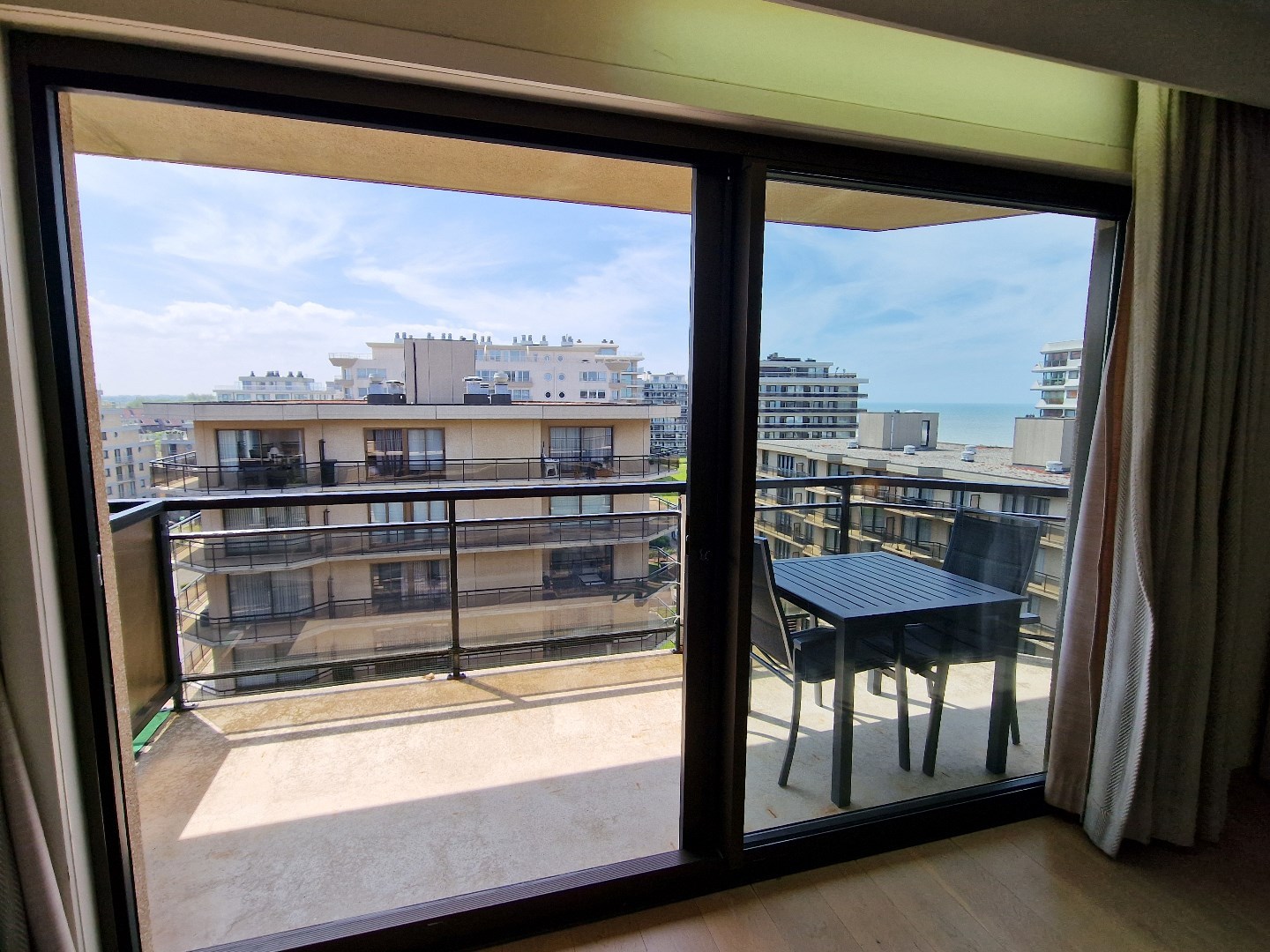 Studio prête à emménager avec coin chambre + grande terrasse ensoleillée + vue latérale sur la mer, située sur la magnifique esplanade Léopold I à La Panne. - photo 3