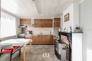 Ben je op zoek naar een rustig gelegen woning met een adembenemend zicht? Dit is uw kans!<br /><br />Aan de voet van de gekende Trieu helling in de rustige en charmante deelgemeente Russeignies bevindt zich deze woning op een perceel van maar liefst 737 m². De woning is steeds met de nodige zorg onderhouden maar vraagt wel wat opfrissingswerken. In de west georiënteerde tuin kan je s'avonds genieten van de rust en de ondergaande zon met een prachtig zicht.<br /><br />Indeling:<br />-GLV: De inkomhal geeft rechts toegang tot de leefruimte en links tot de keuken. Rechtdoor is er nog een kamer die dienst gedaan heeft als winkel. Deze heeft dus een aparte ingang. Verder is er nog een berging en een badkamer.<br />-1steV: Op deze verdieping zijn er drie kamers waarvan één kleinere doorloopkamer. <br /><br />Wens je van deze topper op unieke ligging jouw thuis te maken? Maak snel een afspraak en laat je verwonderen van de omgeving en mogelijkheden.