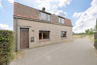 Deze te renoveren eigendom, gelegen op een perceel van circa 1.800 m², biedt bijzonder veel mogelijkheden, mede dankzij de aanwezigheid van diverse achterliggende bijgebouwen en een ruime loods.<br /><br />De woning beschikt over een ruime inkomhal met gastentoilet en toegang tot de riante wasplaats/technische ruimte. Verder is er een ruime leefruimte met plaats voor een bureel, salon en open keuken.<br /><br />Op de verdieping bevinden zich vier slaapkamers en een badkamer. De zolder is bereikbaar via een vaste trap in één van de slaapkamers. <br /><br />Achter de woning bevinden zich meerdere bijgebouwen, waaronder een loods. Deze eigendom is dan ook ideaal voor een kleine zelfstandige, aannemer of iemand die op zoek is naar extra opslag- of werkruimte.