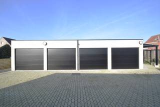 <span><span><strong>Laatste garage te koop in Residentie Christine – Staden</strong><br /><br />De garage bevindt zich achteraan Residentie Christine, een kleinschalige nieuwbouwresidentie in de Grote Veldstraat, een rustige zijstraat van de Sint-Jansstraat in het centrum van Staden. Dankzij de centrale ligging bevinden winkels, supermarkten, openbaar vervoer en andere voorzieningen zich op wandelafstand. Bovendien geniet u van een vlotte verbinding naar Roeselare, Diksmuide en Ieper.<br /><br />Enkel garage 5 is nog beschikbaar! Deze garage heeft een bruto oppervlakte van <strong>18,95 m²</strong> en is <strong>ideaal als parkeerplaats, opslagruimte of investering</strong>.<br /><br /><u>De garage is uitgerust met:</u></span></span>
<ul>
	<li><span><span>automatische sectionaalpoort;</span></span></li>
	<li><span><span>1 centraal lichtpunt;</span></span></li>
	<li><span><span>1 enkel opbouwstopcontact;</span></span></li>
	<li><span><span>1 afzonderlijk opbouwstopcontact voor de sectionaalpoort;</span></span></li>
	<li><span><span>drijfkracht (400 V), ideaal voor de installatie van een laadpunt voor een elektrische wagen.</span></span></li>
</ul>
<strong><span><span>Binnenafmetingen: 5,60 m diepte op 3,00 m breedte.</span></span></strong><br /><br /><span><span>Deze garage is ideaal voor buurtbewoners die nood hebben aan extra parkeer- of opslagruimte, maar vormt eveneens een <strong>interessante investering met verhuurpotentieel</strong>.<br />Wenst u meer informatie of een bezoek ter plaatse? Neem gerust contact met ons op via <strong>051 50 11 51 </strong>of mail naar diksmuide@diksimmo.be. Wij helpen u graag verder.</span></span>