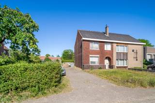 Deze halfvrijstaande woning bevindt zich aan de rand van Maaseik op fietsafstand van het centrum. De woning mét werkplaats van maar liefst...
