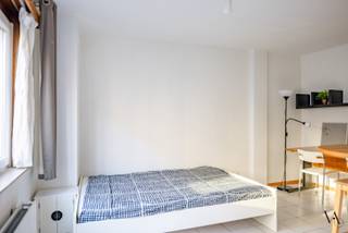 ENKEL VOOR STUDENTEN!<br />1 JAAR-CONTRACT of ONMIDDELLIJKE INTREDE TOT EN MET 1/02/2027! <br /><br />Deze bemeubelde studio is gelegen op een absolute toplocatie in het hart van het historische stadscentrum. Het pand maakt deel uit van een kleinschalig gebouw met slechts tien studio’s en bevindt zich op wandelafstand van diverse faculteiten, openbaar vervoer en tal van ontspannings- en winkelmogelijkheden. <br /><br />De studio is gelegen op de derde verdieping en beschikt over een open leef- en slaapruimte die praktisch is ingericht met een bed, bureau en eettafel. Aansluitend bevindt zich de keuken en badkamer. Het toilet is niet geïntegreerd in de studio zelf, maar bevindt zich buiten de kamer en is volledig privatief.<br /><br />De huurprijs bedraagt € 595 per maand. Daarnaast wordt een maandelijks forfait van € 100 voor de nutsvoorzieningen aangerekend. <br /><br />Een praktische en betaalbare studio te huur op een uitstekende locatie in Leuven, ideaal voor een student. Interesse? Contacteer ons gerust voor meer informatie of een bezoek ter plaatse.