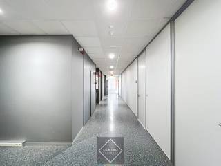 <u><strong>INDELING:</strong></u><br /><em><strong>Eerste verdieping:</strong></em><br />Trappenhal + lift - 4 burelen - landschapsbureel - keuken/kitchenette - sanitair m/v.<br /><br /><u><strong>AFWERKING:</strong></u><br />Tussenwanden zijn verwijderbaar - deze kantoorruimten zullen een opfrissing ondergaan in onderling overleg met de huurder - systeemplafonds met ingewerkte spots, verluchtingsroosters, rookdetectoren én sprinklersysteem - dubbele beglazing met ALU-schrijnwerk - stopcontacten en internetaansluitingen (wand -en vloerdozen) - alarm - airco.<br /><br /><u><strong>RANDACCOMODATIE en DIENSTEN inbegrepen:</strong></u><br />- gebruik van gemeenschappelijke parking (achteraan 150 wagens) en bezoekersparking vooraan + fietsenstalling + laadpalen beschikbaar.<br />- gebruik van gemeenschappelijke vergaderzalen (mits beschikbaarheid en reservatie) en imposante onthaalruimte met zetels/tafels etc.<br />- gebruik van centrale toiletten en toiletten voor mindervaliden in de lobby<br />- alle ICT-infrastructuur in het serverlokaal in de kelder<br />- afvalophaling<br />- inbraakalarm, brandalarm en toegangscontrole via badgesysteem<br />- onderhoud van de gemeenschappelijke delen en tuin<br />- verwarming en koeling van de terbeschikking gestelde ruimten<br />- verbruik elektriciteit en water<br />- brandverzekering huuraansprakelijkheid<br />- onroerende voorheffing<br /><br /><u><strong>LIGGING:</strong> </u><br />Zeer vlotte verbinding met autosnelweg en het openbaar vervoer, onmiddellijke verbinding naar de A19.<br /><br /><u>*Opmerkingen:</u><br />- Prijzen exclusief 21% btw (volledig recupereerbaar voor btw-plichtige !) en poetsfirma.<br />- Gemeenschappelijke eetruimte op gelijkvloers in de centrale inkomhal. Tevens restaurant aanwezig !<br />- Onze referentie op <strong>www.centro.be</strong> <strong>O0050-1</strong> of bel ons op <strong>050 70 01 02</strong><br /><br /><strong>CENTRO | BEDRIJFSVASTGOED</strong> is reeds 24 jaar <u>gespecialiseerd in de bemiddeling van commercieel- en bedrijfsvastgoed</u> in West- en Oost Vlaanderen.<br /><strong>Wilt u ook weten hoeveel uw bedrijfsgebouw waard is?</strong><br />Contacteer ons vrijblijvend voor een marktconforme waardebepaling van uw pand. <br />
