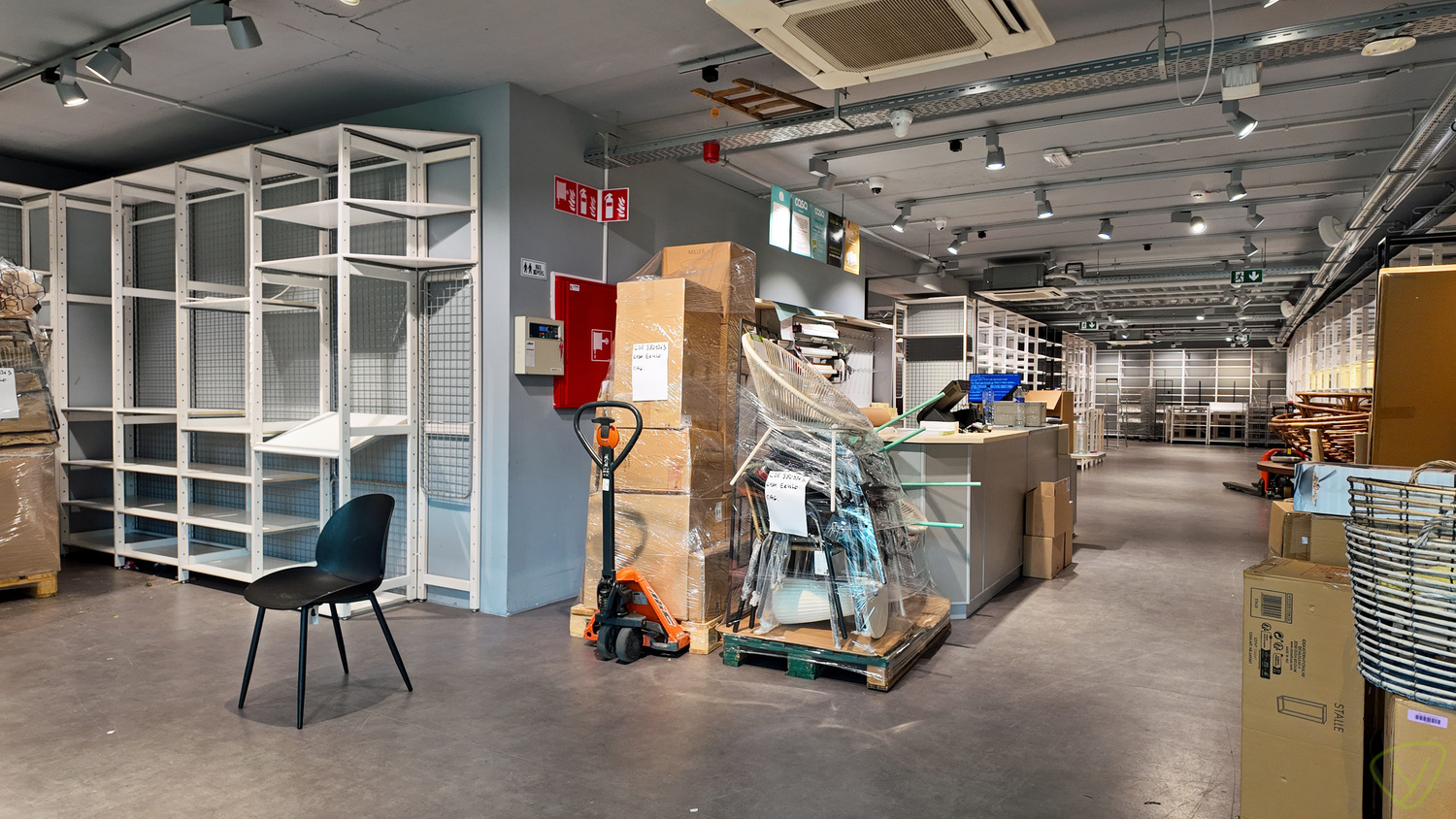 Exclusieve handelsruimte te huur op één van de commercieel gunstigste locaties te Eeklo! - foto 2