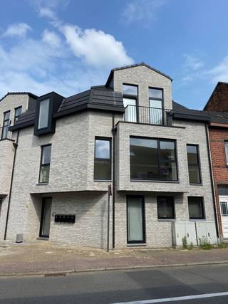 Te huur in Willebroek – lichtrijk, energiezuinig nieuwbouwappartement (2024)
Welkom in dit prachtig afgewerkte appartement van 78 m², met 2 slaapkamers en een oostgericht terras van 8 m², bereikbaar via beide kamers. Dankzij de hoge plafonds en grote ramen geniet je van een uitzonderlijk licht en ruimtelijk gevoel.
De moderne indeling omvat een volledig uitgeruste keuken, een stijlvolle inloopdouche, een aparte wc en een praktische berging met wasmachine. Vloerverwarming en ingebouwde spotjes zorgen voor comfort en klasse.
Met een EPC-score A, zonnepanelen en uitstekende isolatie woon je hier bijzonder energiezuinig.
Inclusief:
• Veilige autostaanplaats (mogelijkheid tot laadpaal)
• Fietsenstalling
Toplocatie: vlak bij winkels, scholen, openbaar vervoer en het centrum van Willebroek. Vlotte verbinding via N16 en A12 naar Antwerpen, Brussel en Mechelen.
Huurprijs: €995 + €40 parkeerplaats + €90 gemeenschappelijke kosten
Vermoedelijk vrij vanaf 01/12/2026.
Brandon Van Gucht
0468349187
Brandon98@hotmail.be