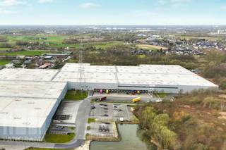 Spacieux et modernes entrepôts logistiques bénéficiant d’une situation stratégique à Willebroek, le long du canal maritime Bruxelles-Willebroek et à proximité immédiate de l’A12 et de la N16. Grâce à sa situation centrale entre Anvers et Bruxelles, le site constitue une base idéale pour les activités logistiques.<br /><br />L’espace d’entreposage dispose d’une superficie totale de 11 477 m², avec une hauteur libre de 10 m, et est équipé de 12 quais de chargement (3 m x 3 m), d’1 porte sectionnelle (4 m x 4,5 m) et d’une charge au sol élevée de 50 kN/m². Les bâtiments sont équipés d’un système de sprinklers ESFR, d’un éclairage LED avec détecteurs de mouvement et de toutes les installations utilitaires nécessaires.<br /><br />Ce site logistique combine efficacité, confort et durabilité et bénéficie d’un score BREEAM In-Use « Very Good ». Le site dispose également de nombreuses places de parking.<br /><br />En plus de cette unité, deux autres surfaces intéressantes sont disponibles : un entrepôt de 8 050 m² avec 280 m² de bureaux et un second entrepôt de 8.751 m². <br /><br />Disponible immédiatement !<br /><br />Contactez<strong> PANORAMA B2B </strong>pour plus d’informations, les plans ou organiser une visite sans engagement au <strong>03 225 03 03.</strong>