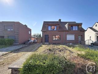 <p>Grotendeels gerenoveerde woning met een garage van 91 m² op een perceel van 6 are 91.</p><p>Op het gelijkvloers is er een inkomhal met gastentoilet, een zeer ruime leefruimte met plaats voor een open bureau naast de zithoek en eetplaats, een keuken (nog te installeren) en een berging.<br />Op de eerste verdieping zijn er 2 grote slaapkamers en een badkamer (kleine afwerkingen nodig).</p><p>Verder is er nog een stockagekelder en zolder.</p><p>Buiten is er een groot bijgebouw met elektrische sectionale poort vooraan en achteraan. Ideaal voor de hobbyist of kleine zelfstandige.</p><p>Achteraan is er nog ruimte om een prachtige tuin aan te leggen.</p><p>EPC: 226 kWh/m² UC: 20260804-0003927209-RES-1</p><p>Wens je een gratis schatting? Vergeet dan zeker geen contact met ons op te nemen!</p><p>Wil jij meer informatie over deze woning? Bel ons dan op 016 90 10 21 of mail naar info@future-home.be.</p><p>Woongebied en Agrarisch gebied, Vergunning, Geen Verkavelingsvergunning, Geen Dagv</p>