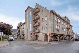 Zeer goed gelegen handels- of kantoorruimte van 83 m² in het centrum van Zaventem.Indeling:Het gelijkvloers bestaat bestaat uit één grote ruimte van...