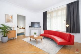 <p>In het hart van Sint-Gillis, op wandelafstand van het gemeentehuis en het Van Meenenplein, ligt dit appartement verscholen in een prachtige, rustige en groene laan, waar men bijna vergeet dat men zich in de stad bevindt. Vanaf de inkom heerst er meteen een warme en lichtrijke sfeer.<br />Met een oppervlakte van ca. 102 m² (EPC) en in goede staat, overtuigt dit mooie appartement door zijn royale volumes en harmonieuze indeling. De ruime woon- en eetkamer vormt het kloppend hart van de woning: een gezellige leefruimte, verlengd door een hypermoderne, volledig uitgeruste open keuken. Het appartement beschikt over twee mooie slaapkamers, opgevat als echte rustgevende cocons, evenals een functionele en verzorgde badkamer. Dubbele beglazing, een collectieve stookolieketel en een private kelder vervolledigen het geheel en zorgen voor dagelijks comfort en praktische bruikbaarheid.<br />Het appartement is momenteel verhuurd via een huurovereenkomst van 3 jaar, gestart op 01/03/2018, en genereert een maandelijkse huur van €950, met een werkkapitaal van €140/maand (exclusief verbruik). Het vormt aldus een ideale opportuniteit, zowel voor een zorgeloze investering als voor een toekomstig woonproject in één van de meest geliefde wijken van Brussel. EPC: G. Een plek waar rust, groen en de levenskunst van Sint-Gillis samenkomen!</p>
<p><span>Gelijkvloers</span> : Appartement “Lot 8” – Aandelen 180/1.000</p>
<ul>
<li>Inkomhal van ± 8 m²</li>
<li>Badkamer (bad, toilet, dubbele lavabo, washoek) met toegang tot een kleine koer van ± 4 m²</li>
<li>Slaapkamer van ± 12 m² (quickstep)</li>
<li>Toilet met handenwasser</li>
<li>Slaapkamer van ± 15 m²</li>
<li>Volledig uitgeruste open keuken (koelkast, diepvriezer, oven, kookplaten, vaatwasser en spoelbak)</li>
<li>Salon van ± 17 m² (quickstep)</li>
<li>Eetkamer van ± 13 m² (quickstep)</li>
</ul>
<p>Kelder nr. 5 inbegrepen</p>