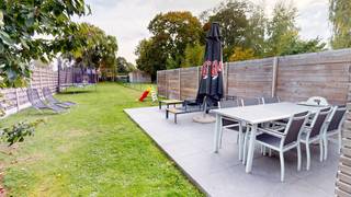 Bent u op zoek naar een instapklare woning op een centrale ligging? Dan is deze volledig gerenoveerde woning precies wat u zoekt!<br /><br />Deze charmante en lichtrijke gezinswoning werd recent vernieuwd en biedt alle comfort voor een modern gezin. Dankzij de uitstekende ligging nabij winkels, scholen, openbaar vervoer en invalswegen, combineert u hier rust en bereikbaarheid op perfecte wijze.<br />Indeling:<br />🔹 Ruime leefruimte met veel natuurlijk licht en schuifraam naar het terras/tuin<br />🔹 Volledig uitgeruste keuken met moderne toestellen en eetgedeelte<br />🔹 Praktische berging/wasplaats<br />🔹 4 volwaardige slaapkamers, ideaal voor (grote) gezinnen of thuiswerk<br />🔹 Stijlvolle badkamer met douche, ligbad, toilet en dubbele lavabo<br /><br />Extra troeven:<br />✅ Volledig gerenoveerd – instapklaar<br />✅ recente isolatie, dubbele beglazing en condenserende gaswandketel<br />✅ Aangename zuidgerichte tuin met terras<br />✅ Privatieve oprit/staanplaatsen<br /><br />Een unieke kans voor wie op zoek is naar ruimte, comfort en locatie. Ideaal voor gezinnen of koppels die hun toekomst willen uitbouwen in een rustige maar vlot bereikbare omgeving.<br /><br />📞 Interesse in een bezoek of meer info?<br />Contacteer ons vrijblijvend voor een afspraak.