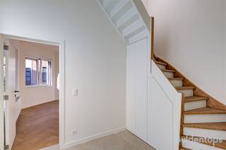 <p>Instapklare, vernieuwde woning met 2 slaapkamers, tuin en garage in Wilrijk</p><p>Op zoek naar een charmante en volledig gerenoveerde woning op een gunstige ligging? Deze instapklare woning in Wilrijk combineert modern comfort met een gezellige uitstraling.</p><p>Bij het betreden van de woning komt u in een aparte inkomhal, die toegang geeft tot de lichtrijke leefruimte. Aansluitend bevindt zich de open, volledig uitgeruste keuken. De recente renovatie zorgt voor een hedendaagse afwerking en optimaal wooncomfort.</p><p>Op de eerste verdieping bevinden zich twee volwaardige slaapkamers en een verzorgde badkamer.</p><p>Buiten geniet u van een aangenaam, onderhoudsvriendelijk tuintje — ideaal om tot rust te komen of gezellig te tafelen.</p><p>Extra troef is de privatieve garage, wat parkeren altijd eenvoudig maakt.</p><p>De woning beschikt over een EPC-label C, wat bijdraagt aan een energiezuinig en comfortabel woonklimaat.</p><p>Troeven:</p><p>Volledig gerenoveerd</p><p>2 slaapkamers</p><p>Aparte inkomhal</p><p>Gezellig tuintje</p><p>Garage inbegrepen</p><p>EPC C</p><p>Goede bereikbaarheid en nabij voorzieningen (mobiscore 8,9/10)</p><p><br />Interesse? Contacteer ons vandaag nog voor een bezoek.</p>