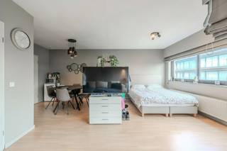 Welkom in deze vernieuwde en praktisch ingedeelde studio te Blankenberge. Bij het binnenkomen worden we ontvangen in de compacte inkomhal met vestiairekast. Van hieruit stappen we verder naar het hart van de studio, waar veel lichtinval meteen voor een warm en open gevoel zorgt. De leefruimte werd doordacht ingericht en beschikt over een slaaphoek, waardoor de ruimte optimaal wordt benut. Aansluitend vinden we het comfortabele balkon, een fijne plek om te genieten van de groene omgeving. Zowel de afzonderlijke keuken als de badkamer werden recent vernieuwd. Daarnaast beschikt de studio over een privatieve berging op het gelijkvloers en een buitenparking. Als extra pluspunt biedt de residentie ook een fietsenstalling en een collectief afvalsysteem. De studio is gelegen op een uitstekende locatie, in de directe omgeving van de Delhaize, het sportcomplex en het vernieuwde zwembad. Dankzij de aangename wandelpaden bereikt u bovendien vlot de nabijgelegen tramhalte. Mis deze kans niet en maak snel een afspraak voor een bezichtiging! <br /><br />Verwarming: elektrisch | EPC: 202 kWh/m² ~ UC: 0002299526-RES-1 ~ label C | Oppervlakte: +/- 44 m² (totale indicatieve oppervlakte op basis van EPC-attest) | Overstromingsgevoeligheid: P-score: D (0158/00V000); G-score: B (ID :8351083) | Stedenb. inl. : Woongebied, Vergund, Geen gerechtelijke of maatschappelijke maatregelen opgelegd, Geen voorkooprecht, Geen verkavelingsvergunning