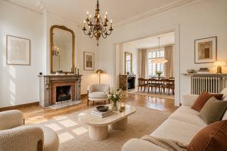 <strong>Ligging</strong><br /><br />Gelegen in de Vlaanderenstraat nabij het Zuidpark. Een makkelijke verbinding met het openbaar vervoer alsook de E40/E17.<br /><br /><strong>Indeling<br /><br /></strong>Dit ruime en karaktervolle appartement is verdeeld over <strong>drie verdiepingen</strong> en combineert royale leefruimtes met een aangename en functionele indeling.<br /><br />De <strong>eerste verdieping</strong> omvat een traphal met aansluitende inkomhal, een sfeervolle leefruimte en een eetruimte met sierhaarden. De volledig ingerichte open keuken vormt het hart van de leefruimte. Dankzij de hoge raampartijen geniet het geheel van een aangename natuurlijke lichtinval. Verder bevindt zich op deze verdieping een bureauruimte met gastentoilet, evenals een ruime eerste <strong>slaapkamer met een eigen badkamer</strong>, uitgerust met douche en lavabo.<br /><br />Op de <strong>tweede verdieping </strong>bevinden zich een praktische wasberging met afzonderlijk toilet, een inkomhal en <strong>twee ruime slaapkamers</strong>, elk voorzien van een sierhaard. Deze slaapkamers delen een verzorgde <strong>badkamer met dubbele lavabo en ligbad</strong>.<br /><br />De <strong>bovenste verdieping</strong> omvat een <strong>zelfstandig duplexgedeelte</strong> met een ruime inkomhal en afzonderlijke berging. De woonkamer met eetplaats sluit aan op een volledig ingerichte open keuken. Verder beschikt deze verdieping over een badkamer met inloopdouche en lavabo. Via een interne trap bereikt men de slaapkamer op de bovenste verdieping.<br /><br />Voor inlichtingen en/of bezoek, bel Guillaume Delbecque <strong>0472 25 70 76</strong>