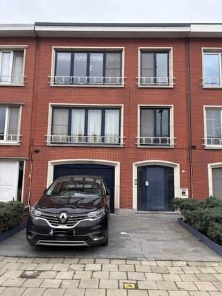 Appartementsgebouw in Deurne Zuid<br /><br />Dit opbrengsteigendom, kadastraal opgedeeld als 3 wooneenheden (2 appartementen en studio), bevindt zich op een gegeerde locatie nabij het Boelaarpark en Boekenbergpark in Deurne-Zuid. <br /><br />De ligging is een absolute troef: in de nabijheid van winkels, scholen, openbaar vervoer en belangrijke invalswegen, terwijl ook parken en groenzones vlot bereikbaar zijn. Dit maakt de eigendom aantrekkelijk voor een brede doelgroep van huurders of bewoners.<br /><br />Het gebouw is momenteel ingedeeld in 2 reeds verhuurde appartementen (95m2) gelegen op 1e en 2e verdiep. <br />De gelijkvloerse verdieping is verdeeld onder de huidige huurders.<br /><br />De appartementen beschikken over een ruime leefruimte (29,5m2) met grote ramen die zorgen voor veel lichtinval, een keuken, 2 ruime slaapkamers (15,5m2 en 11,6m2), een badkamer, een hal en een afzonderlijk toilet. Achteraan beschikt elk appartement over een privaat terras met een bergruimte.<br /><br />Op het gelijkvloers bevindt zich een garage, apart toilet, twee (slaap)kamers (15,5m2 en 11,6m2) én een ruime tuin (115m2) welke eveneens vergund is als wooneenheid (studio).<br /><br />EPC-score:<br />- Verdiep 1: 161 kWh/m2jaar (B)<br />- Verdiep 2: 187 kWh/m2jaar (B)<br /><br />Volgende technische verbeteringen zijn reeds gedaan:<br />- Volledig vernieuwde riolering in PE in garage en achterste kamers - 2009<br />- Vernieuwde verwarmingsketel - 2022 (warmteverdeling via ISTA)<br />- Vernieuwde roofing op het dak + 12 cm extra isolatie (PIR) - 2023<br /><br />Elektriciteit conform.<br /><br />Beide appartementen zijn verhuurd aan stabiele huurders en de gelijkvloerse verdieping is verdeeld onder de huidige huurders (huurders 1e verdiep hebben achterste kamers, toilet en tuin; huurders van het 2e verdiep hebben garage en staplaats op de oprit). Met andere woorden een uitstekende investeringsopportuniteit met een interessant rendement en uitbreidingsmogelijkheden.