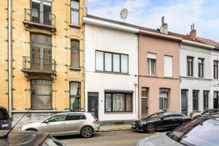 Deze ruime woning is gelegen in de Lange Achteromstraat, een rustige eenrichtingsstraat in het gegeerde Antwerpen-Zuid.<br /><br />De woning beschikt over drie volwaardige slaapkamers en biedt een functionele indeling met voldoende ruimte voor comfortabel wonen. Het pand werd tot voor kort verhuurd en bevindt zich in een licht op te frissen staat, wat toelaat om het verder naar eigen wensen aan te passen.<br /><br />Technisch is de woning voorzien van dubbele beglazing en behaalt zij een EPC-score D. De structuur van de woning is degelijk en biedt een goede basis voor zowel eigen bewoning als investering.<br /><br />De ligging vormt een duidelijke troef: op ongeveer 10 minuten wandelafstand bevinden zich het Hof van Leysen en de Karel de Grote Hogeschool. Daarnaast zijn winkels, openbaar vervoer en andere voorzieningen vlot bereikbaar.<br /><br />Een interessante opportuniteit voor wie op zoek is naar een ruime woning in een populaire stadsbuurt met een goede bereikbaarheid.<br /><br />Troeven:
<ul>
	<li>Gunstig gelegen in het gegeerde Antwerpen-Zuid</li>
	<li>Rustige eenrichtingsstraat</li>
	<li>Ruime woning met 3 volwaardige slaapkamers</li>
	<li>EPC-score D</li>
	<li>Dubbele beglazing doorheen de volledige woning</li>
	<li>Op ± 10 minuten wandelafstand van het Hof van Leysen en KdG</li>
</ul>
Meer vragen?<br />Twijfel niet ons te contacteren op 0489 55 79 90.<br /> 