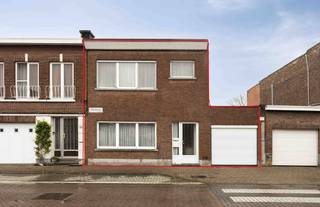 Bij het binnenstappen van de woning wordt u verwelkomd in een verzorgde inkomhal, voorzien van een handig gastentoilet. Vanuit de hal wandelt u...