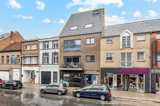 <p><span>Deze moderne kantoorruimte of handelsruimte is gelegen in het centrum van Aalst op wandelafstand van de grote markt en de winkelstraten.<br />De handelsruimte bestaat uit 1 grote ruimte van 115m², apart toilet en kitchenette/berging achteraan.<br />Centrale verwarming met vloerverwarming en airconditioning voorzien. </span></p><p><span>Enkele openbare plaatsen voor kortparkeren bevinden zich vlak voor de deur.</span></p><p><span> </span></p>