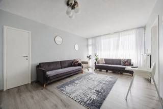 SITUATION<br /><br />Découvrez cet appartement de deux chambres avec terrasse, situé à Gand. Cet appartement offre un mélange idéal de confort et d'accessibilité. En transports en commun, vous rejoignez le centre-ville de Gand en quelques minutes, où vous pourrez profiter de toutes les commodités de la ville. La proximité d'axes routiers importants, tels que la R4 et la gare de Gand-Dampoort, garantit une excellente accessibilité. Dans les environs, vous trouverez plusieurs espaces verts (VolksTuintjes, Paviljoenpark, etc.), une aire de jeux, Dok Noord et le Houtdok. Le tout avec un MobilScore de 9,1 !<br /><br />AGENCEMENT<br /><br />En entrant, vous accédez au hall d’entrée, où il y a suffisamment de place pour un vestiaire. Vous arrivez ensuite dans le salon lumineux avec vue sur le jardin commun et l’aire de jeux. Depuis le salon, vous avez un accès direct à la terrasse ensoleillée orientée à l’est, idéale pour se détendre. La cuisine est équipée de tout le confort nécessaire et dispose d’un raccordement pour une machine à laver.<br /><br />L’appartement comprend également deux chambres, une salle de bains avec douche et des toilettes séparées, ce qui offre un confort d’utilisation supplémentaire.<br /><br />L’appartement a été entièrement rénové en 2023 et bénéficie d’un label EPC B avantageux.<br /><br />Les charges mensuelles s’élèvent à 294 €, eau et chauffage compris.<br /><br />ATTOUS<br /><br />- Cave privée et local à vélos commun inclus<br />- Nombreuses places de stationnement<br />- Bonne accessibilité<br /><br />Ne manquez pas cette opportunité et contactez Andreas pour plus d'informations et/ou pour une visite : 0472 61 00 00