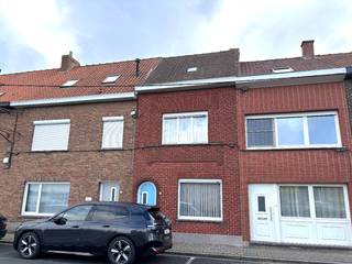 Een te renoveren woning met 2 slaapkamers en heel wat mogelijkheden....<br /><br />We komen binnen via de hal in de leefruimte die is opgedeeld in een zithoek en eetkamer. Erachter is er een klein keukentje die overgaat in een ruimte die zeer geschikt is om een nieuwe keuken te installeren. Verder hebben we nog een eenvoudige badkamer/wasruimte en apart toilet. <br />De 1e verdieping beschikt over 2 ruime slaapkamers en via een vaste trap kunnen we naar de (basis geïsoleerde) zolder. Deze ruimte kan verder afgewerkt worden als 3e slaapkamer, hobbyruimte,.... <br />Dit eigendom beschikt over een leuke tuin en een garage die uitgeeft op de Basse Censestraat. Naast de garage is er nog een doorgang. Hier kan men eventueel een 2e garage voorzien (mits aan te vragen)!<br /><br />Er zijn PVC ramen met dubbele beglazing. De elektrische installatie is reeds vernieuwd (met een conforme keuring)! <br />Verwarming op gas. <br /><br />Deze degelijke woning werd steeds goed onderhouden, maar verdient een renovatie. Hier is een zeer mooie gezinswoning van te maken! <br /><br />We vinden dit eigendom terug aan de rand van de stad met aan de overkant heel wat winkels, veel parking en er is een zeer goede verbinding naar de A19, Rekkem en Lauwe!