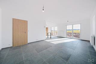 <div>MAISON NEUVE PRÊTE A VIVRE<br /><br />Projet de 6 maisons neuves située dans un cadre champêtre à 2 pas du centre ville de Huy. <br /><br />Sur une parcelle de 851m2, cette maison se compose comme suit :<br />Rez: hall de jour, bureau, salon ouvert sur une cuisine équipée, buanderie, garage et wc séparé.<br />1ᵉʳ étage : Hall de nuit, 3 chambres (11, 15, 17m2) dont une suite parental avec espace dressing, 1 salle d'eau (baignoire, douche Italienne, wc suspendu). <br />À l’extérieur, terrasse gravier de 16m2, un agréable jardin exposé plein SUD. <br /><br />Au niveau technique : CC Gaz, châssis DV PVC, PEB A, électricité CONFORME, micro station d'épuration, panneaux photovoltaïques, VMC simple flux,. <br /><br />Prix de cette maison: 360.000 euros<br />Possibilité de payer de l'enregistrement (3 ou 12.5%) sur la partie terrain évaluée à 77.000 Euros.<br />21% de TVA à payer sur la partie construction évaluée à 283000 euros.<br />Fais de délivrance supplémentaires +- 11.500€<br /><br />Offre sous réserve d’acceptation des propriétaires. Pour recevoir d’autres opportunités en exclusivité, nous vous invitons à nous contacter directement. Nous sommes disponibles pour vous accompagner dans votre recherche d’achat ou d’investissement ainsi que dans votre projet de vente. *** Évaluation gratuite et sans engagement ***</div>