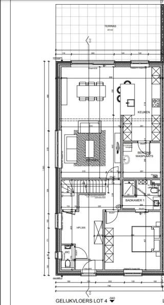 Zeer mooie casco woning gelegen in het gezellige Goetsenhoven. Het pand heeft PVC en ALU ramen met HR+ beglazing, 21 zonnepanelen en regenwaterput van 5.000 liter. De woning is gelegen op een perceel van 3a 68ca. De indeling kan nog altijd ingedeeld worden zoals u zelf wenst. Momenteel omvat het gelijkvloers: inkomhal, gastentoilet, grote slaapkamers, badkamer, ruime leefruimte, keuken en berging. De verdieping omvat 3 grote slaapkamer en badkamer. De zolder is bereikbaar met vaste trap en hier kan men ook nog 2 slaapkamers maken. De gehele woning is onderkelderd. Een casco-woning wordt fiscaal gelijkgesteld met een bouwgrond en dus dienen er 12% registratierechten te worden betaald.