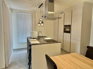 <p>Op zoek naar een perfecte combinatie van rust, modern wooncomfort en wonen langs de schelde?</p><p>Dit gelijkvloers appartement in Residentie Havengebouw op Schelde Eiland biedt het allemaal. <br />Het appartement heeft volgende indeling: Inkomhall, lichtrijke living met aansluitend terras (8m²).<br />De keuken voorziet een keukeneiland, 2 frigo's, een diepvries, vaatwasmachine, inductie kookplaat, dampkap en combi oven.<br />Verder is er een apart toilet, berging en 2 slaapkamers. Aansluitend aan de tweede kamer heb je nog een terras.<br />De badkamer heeft een dubbele lavabo, een bad met douche en een 2de toilet. <br />In de kelder is er ook een autostaanplaats met bijhorende berging.<br />Gemeenschappelijke fietsenberging is er ook aanwezig.</p><p>Hier gaat het om een zeer energiezuinig appartement!<br />EPB in aanvraag.</p><p>Dit appartement is wat u zoekt? <br />Vraag uw bezoek aan via onze website www.immodhondt.be <br /> </p>
