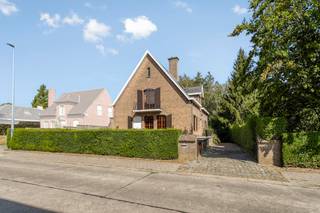 Ontdek deze eigendom tijdens de Pre-sale op dinsdag 08/09 van 17u30 tot 18u30, maak nu je afspraak! <br /><br />Deze te renoveren woning is gelegen op een mooi perceel van 1.008m² te koop in Waregem. Dit alleenstaand huis heeft 4 slaapkamers en mooie lichtinval in de leefruimtes, en geniet van een gunstige ligging nabij het centrum en station van Waregem.<br /><br />INDELING<br /><br />Gelijkvloers<br />inkomhal - apart toilet - vestiaire - leefruimte (massief parket en houthaard) - keuken - slaapkamer 1 - badkamer (ligbad, lavabo) - prachtige tuin<br /><br />Eerste verdiep<br />Slaapkamer 2 (lavabo) - slaapkamer 3 (lavabo) - zolderruimte (extra slaapkamer) <br /><br />De woning is volledig onderkelderd met garage en bijruimte. <br /><br />Naast de oprit ligt er een strook van 2 meter (mogelijkheid oprit te verbeden).<br /><br />ALGEMENE INFO<br /><br />- centrale verwarming op stookolie<br />- ruim perceel van ca. 1.008m²<br />- toegang tot garage via achterzijde<br />- nabij het station en op fietsafstand van centrum Waregem<br />- prachtige tuin<br /><br />Deze eigendom wordt aangeboden via Pre-sale. Op dinsdag 08/09 tussen 17u30 en 18u30 kan je de eigendom bezichtigen. Bij verdere interesse kan je een vast en onvoorwaardelijk bod uitbrengen tegen vrijdag 11/09 om 17u. De vermelde prijs is een richtprijs. Meer info omtrent deze koopmethode verneem je via https://www.dewaele.com/nl/advies/pre-sale-voordelen-voor-de-koper<br /><br />Contacteer ons voor een afspraak: 056 605 605<br /><br />De eigendom wordt aangeboden via de Pre-sale formule. Op 08/09/2026 tussen 17:30 en 18:30 kan u het huis op afspraak komen bezichtigen en een bod uitbrengen. De vermelde prijs is een instelprijs. Voor meer info, gelieve contact op te nemen met de dossierverantwoordelijke.<br /><br />Dit pand is onderworpen aan de renovatieverplichting van de Vlaamse overheid voor residentiële gebouwen (behoudens bij sloop binnen 5 jaar na de aankoop). Consulteer voor meer informatie de website van het Vlaams Energie- en Klimaatagentschap via https://www.vlaanderen.be/een-woning-kopen/renovatieverplichting-voor-residentiele-gebouwen<br /><br />Bestuursmaatregelen in het maatregelenregister: nee