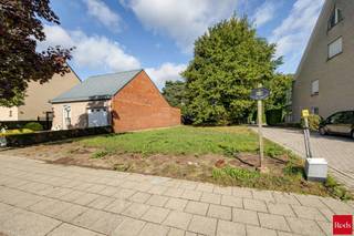 Ontdek deze bouwgrond van 4a30ca voor halfopen bebouwing op een toplocatie in Bonheiden. Het perceel ligt in één van de meest gegeerde straten van de gemeente, waar stijlvol wonen en een uitzonderlijke ligging hand in hand gaan. <br /><br />Je geniet er van een rustige, kindvriendelijke omgeving op slechts enkele minuten van het centrum, met scholen, winkels en openbaar vervoer vlakbij. Ook natuurliefhebbers komen hier volledig aan hun trekken: de prachtige natuurgebieden Mispeldonk en Cassenbroek liggen op wandelafstand en bieden eindeloze mogelijkheden om te ontspannen en te genieten van het groen. <br /><br />Deze unieke combinatie van een prestigieuze locatie, centrale bereikbaarheid en groene omgeving maakt van dit perceel de ideale plek om jouw droomwoning te realiseren. Een kans die je niet mag missen!<br /><br />Voor meer info gelieve contact te nemen via het nummer 0478 012 012 of per mail naar Nico@reds.be.