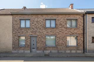 Bent u op zoek naar een instapklare woning die niet alleen tot in de puntjes verzorgd is, maar ook tal van extra troeven biedt? Dan is deze...