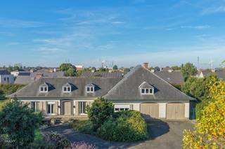 Bestaande uit inkomhal, living, eetplaats, keuken met eethoek, 3 slaapkamers en badkamer (op gelijkvloers), hobbyruimte van +/- 40m² op verdiep, zolder, kelder en kruipkelder. Dubbele garage, terras en tuin op ca. 1.800m² (bouwzone). Mogelijkheid perceel bouwgrond van +/- 950m² bij te kopen.
