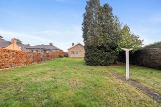 Te koop: ruime en rustig gelegen gelijkvloerse gezinswoning met grote tuin en garage, op een topligging in Waregem.Op een topligging in Waregem, vlak...