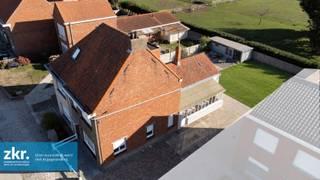 Halfopen bebouwing op 225 m² met :<br /><br />Gelijkvloers: <br />• inkom met bergruimte<br />• living<br />• achterplaats<br />• keuken<br />• berging<br />• toilet<br />• veranda<br /><br />Verdiep: <br />• 2 slaapkamers<br />• ruime zolder (3e slaapkamer)<br /><br />Opslagplaats<br />Garage<br />Ruime oprit<br /><br />EPC - label F : 1118 kWh / (m² jaar) > renovatieplicht <br />Elektrische keuring : niet conform<br />Asbestattest: niet asbestveilig : <br />• 2 asbestmateriaal verwijderen <br />• 1 asbestmateriaal zorgvuldig te beheren<br /><br />Prijs € 169.000<br /><br />Meer info ? 📞 +32 50 694 994 📧 betty@zakenkantoor-roels.be 🌐 www.zakenkantoor-roels.be.