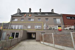 Instapklaar 1-slaapkamerappartement op de eerste verdieping met groot terras (20 m²) gelegen in het centrum van Lebbeke. Lift aanwezig. Het appartement is als volgt ingedeeld:een inkomhal, een ruime eet- en leefruimte, een open keuken, een apart toilet, een berging/wasplaats, een slaapkamer, een badkamer en ruim terras in bankirai. Uitgerust met videofoon. In de onmiddellijke nabijheid van scholen, winkels, apotheek...Huurprijs: 700€ + 50 € mnd.lasten. <br />Vrij vanaf 01/12/2026. EPC:156kWh/m²/jaar. UC:1390639. Voor een plaatsbezoek: 052/52.05.05 of axel@ax-quality.be