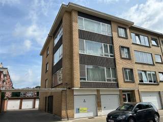 Verrassend ruim appartement van 128m² met 3 grote slaapkamers en balkon gelegen op de 3de en hoogste verdieping van een klein gebouw met lift...
